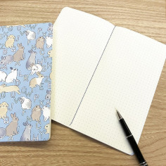Carnet Japonais slim de 64 pages avec couverture à motif de lapins de multiples couleurs. Vue 2.