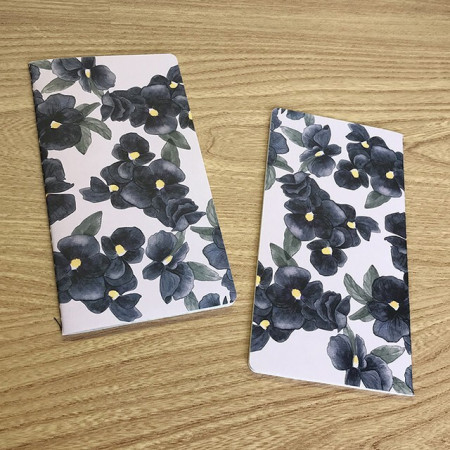 Carnet Japonais slim de 64 pages avec couverture à motif de fleurs noires.