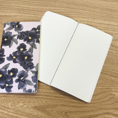 Carnet Japonais slim de 64 pages avec couverture à motif de fleurs noires. Ouvert.