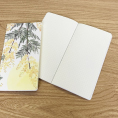 Carnet Japonais slim de 64 pages avec couverture à motif de mimosa d'hiver jaune. Ouvert