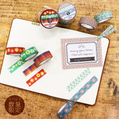 Ces 3 Rouleaux de Washi Tape Japonais ont des motifs avec des styles et des couleurs rétro. En utilisation.