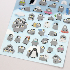 Planche de plus de 60 Stickers avec comme thème des petits pingouins et des phoques dans diverses situations. Détails 2