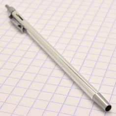 Ce Mini Stylo Bille Ohto Minimo fabriqué par Ohto avec une mine de 0.5mm est vraiment tout petit. Argent. Vue 2