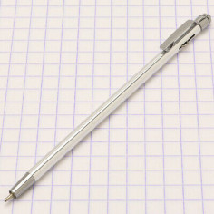 Ce Mini Stylo Bille Ohto Minimo fabriqué par Ohto avec une mine de 0.5mm est vraiment tout petit. Argent. Vue 3